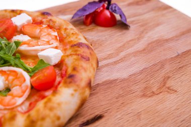 Tahta arka planda karides, domates, roka ve peynirli pizza. Yatay fotoğraf