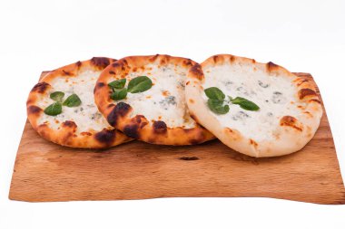 Tahta tepside kremalı leziz taze pizza, yemek, yemek. Nesne beyaz bir arkaplanda izole edilmiştir. Yatay fotoğraf