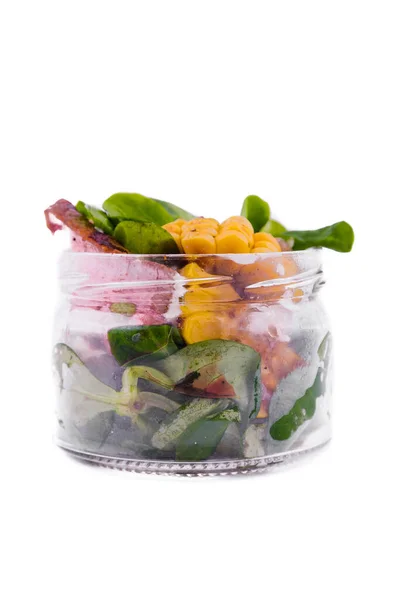 牛肉の肉 野菜のグリルの作品とサラダ トウモロコシ キノコ 白い背景にガラス瓶のソース — ストック写真