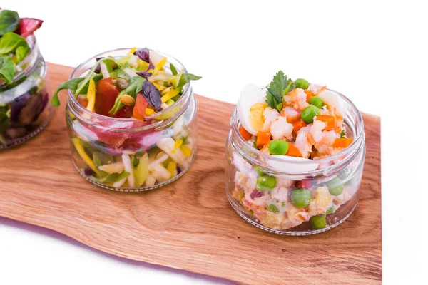 Kavanozdaki Salatalar Ahşap Tepside Kutularda Moda Salata Nesne Beyaz Bir — Stok fotoğraf