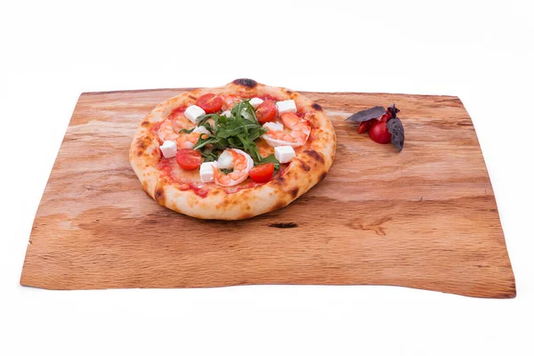 Pizza Com Camarão Tomate Rúcula Queijo Uma Bandeja Madeira Objeto — Fotografia de Stock