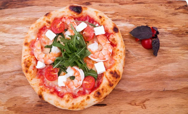 Pizza Com Camarão Tomate Rúcula Queijo Sobre Fundo Madeira Fotografia — Fotografia de Stock