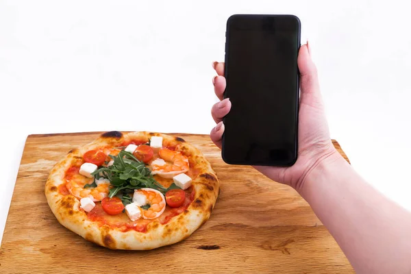 Zamów Jedzenie Online Pizza Drewnianym Tle Telefon Pustym Czarnym Ekranem — Zdjęcie stockowe