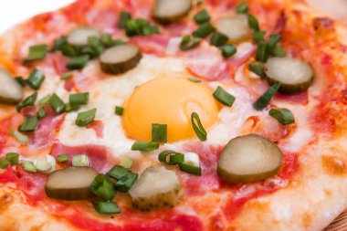 Jambonlu pizza, yumurta, ahşap arka planda salatalık turşusu. Yatay fotoğraf