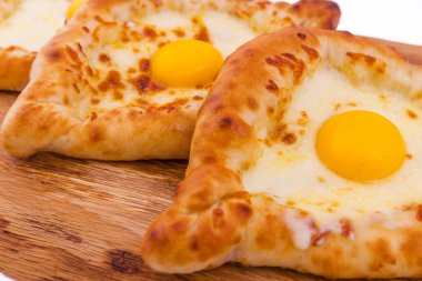 Gürcistan mutfağı tabağı. Ahşap arka planda üç khachapuri. Yatay fotoğraf