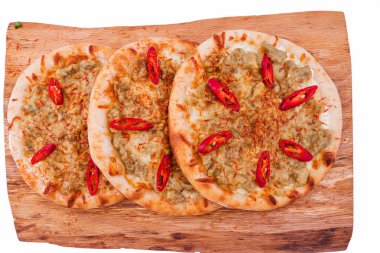 Köri soslu üç pizza, et, ahşap arka planda kırmızı biber. Nesne beyaz bir arkaplanda izole edilmiştir. Yatay fotoğraf