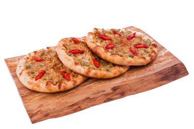 Köri soslu üç pizza, et, ahşap arka planda kırmızı biber. Nesne beyaz bir arkaplanda izole edilmiştir. Yatay fotoğraf