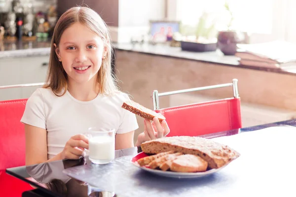 School Age Girl Sitting Kitchen One Hand She Has Glass — Stock Photo, Image