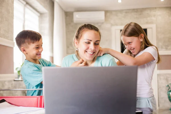 Mladá Žena Volné Noze Pracuje Domova Vzdáleně Pomocí Notebooku Ženy — Stock fotografie