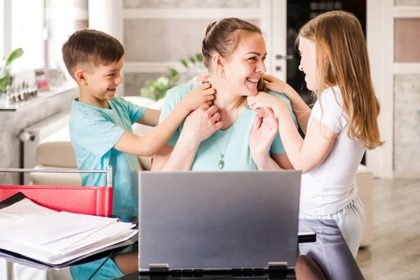 Mladá Žena Volné Noze Pracuje Domova Vzdáleně Pomocí Notebooku Ženy — Stock fotografie