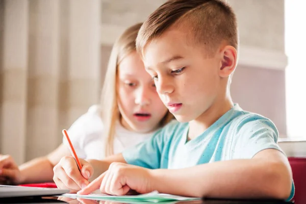 Niño Niña Hermano Hermana Estudian Casa Mesa Hay Portátil Libros — Foto de Stock