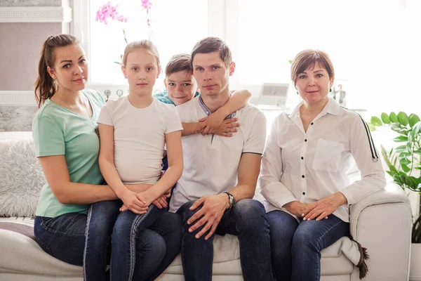 Lycklig Familj Poserar Tillsammans Ler Och Tittar Kameran — Stockfoto