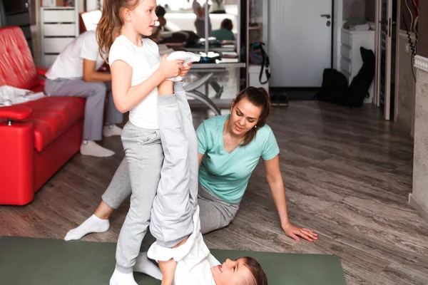 Mama Córka Syn Ćwiczą Gimnastykę Razem Domu Dywanie Dziewczyna Pomaga — Zdjęcie stockowe