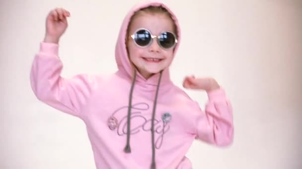 Модная Девушка Розовом Велосипеде Капюшоне Черных Солнцезащитных Очках Танцует Серо — стоковое видео