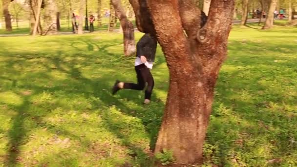 Niño Feliz Corre Alrededor Del Huerto Manzanas Juega Con Manzana — Vídeo de stock