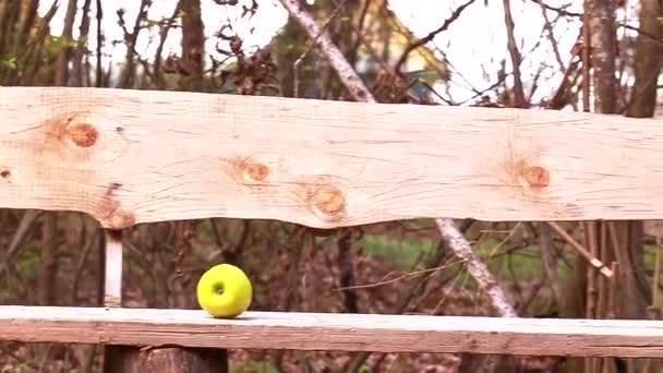 Rollos Manzana Verde Banco Madera Vídeo Cámara Lenta — Vídeo de stock