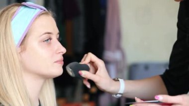 Makyöz yüzüne fondöten kremi sürüyor. Çatışma evde gerçekleşiyor. Kozmetikleri evde test ediyorum. Video