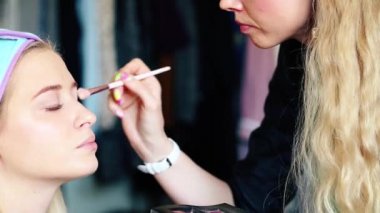 Makyaj sanatçısı gölge modeller ve makyaj yapar. Video