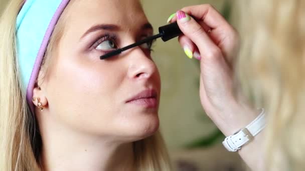 Maquiagem Artista Aplicando Rímel Cílios Longos Modelo Vídeo — Vídeo de Stock