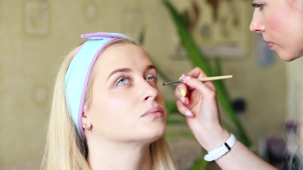 Make Artist Applicerar Skuggmodeller Och Makeup Video — Stockvideo