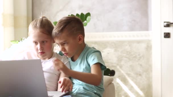 Chłopiec Dziewczyna Brat Siostra Czytają Razem Książkę Siedząc Kanapie Domu — Wideo stockowe