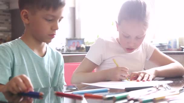 Jongen Meisje Broer Zus Tekenen Een Regenboog Met Krijtjes Bij — Stockvideo