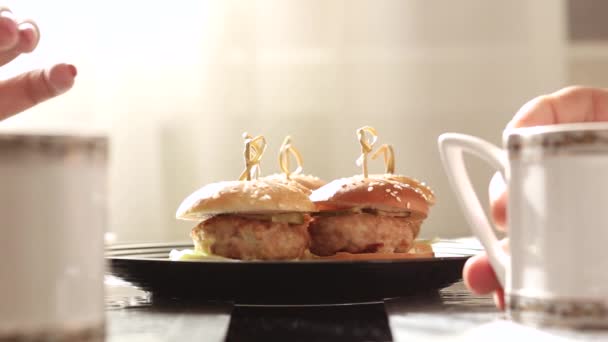 Feliz Familia Desayunando Juntos Mesa Mini Hamburguesas Sobre Mesa Vídeo — Vídeo de stock