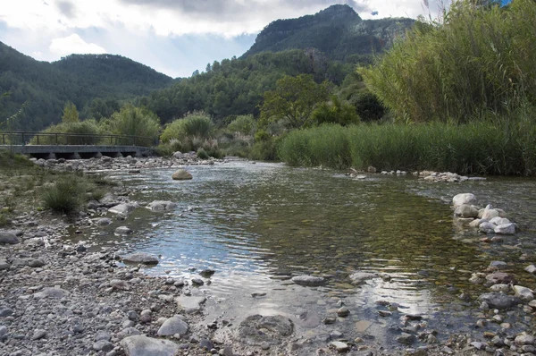 Floden Mijares passerar genom byn montanejos — Stockfoto