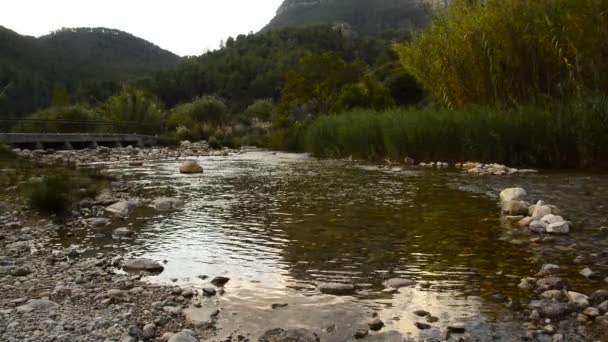 La rivière Mijares traversant le village de montanejos — Video