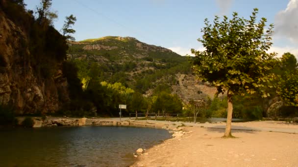 Il fiume Mijares che attraversa il villaggio di montanejos — Video Stock