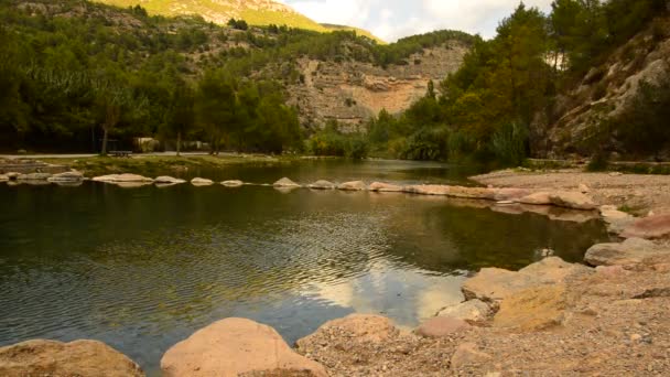 La rivière Mijares traversant le village de montanejos — Video