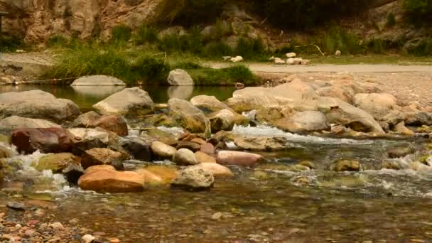 El río Mijares pasa por el pueblo de montanejos — Vídeos de Stock