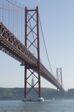 River Tagus Lizbon kendine yol üzerinde