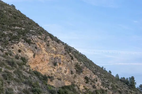 Montanha e céu perto de vallat em Castellon — Fotografia de Stock