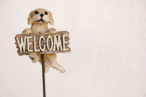 Perro de madera con un cartel de bienvenida — Foto de Stock