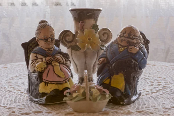 Porcelain figurines of a grandfather and a grandmother — Stock Photo, Image