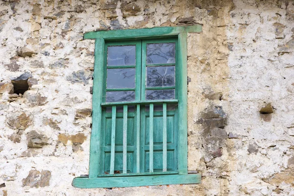 Una ventana verde — Foto de Stock
