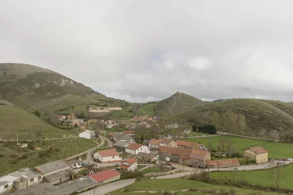 Оглянуто села Argueso — стокове фото