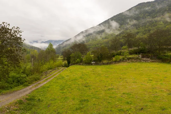 Durch das dorf broto — Stockfoto