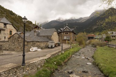 Sallent del Gallego village için 