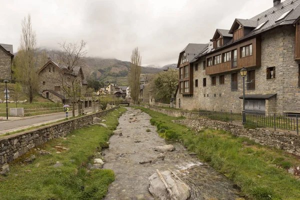 Por el pueblo de Sallent del Gallego —  Fotos de Stock