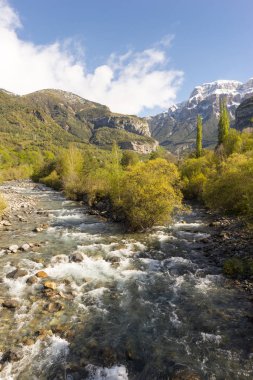 Broto manzara pyrenees içinde