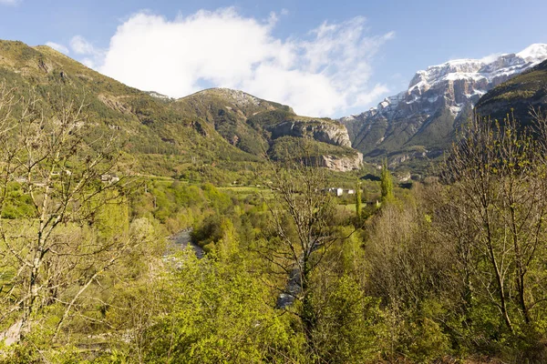 Broto táj a Pireneusokban — Stock Fotó