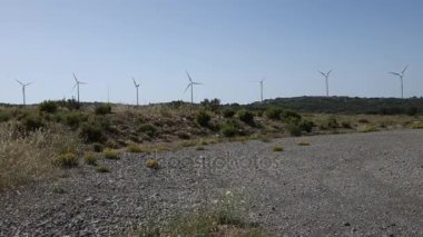 Tarladaki yel değirmenleri