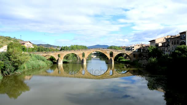 Puente de la reina — Vídeo de stock