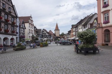 Gengenbach, Baden Wurttemberg / Almanya - 16 Ağustos 2017: karakteristik yarı ahşap evleri ile ortaçağdan kalma şehir merkezi