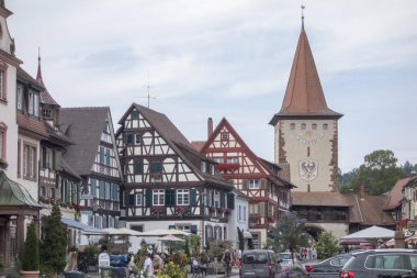 Gengenbach, Baden Wurttemberg / Almanya - 16 Ağustos 2017: karakteristik yarı ahşap evleri ile ortaçağdan kalma şehir merkezi