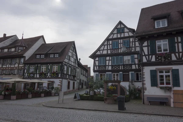 Gengenbach, Baden-Württemberg / Németország - 2017. augusztus 16.: középkori város központjától, ahol jellegzetes favázas házak — Stock Fotó