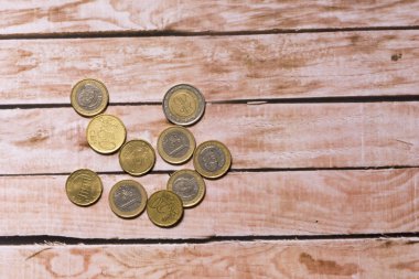 Ahşap üstüne birkaç sikke