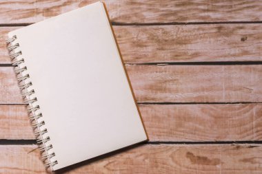 Ahşap üzerinde açılan not defteri